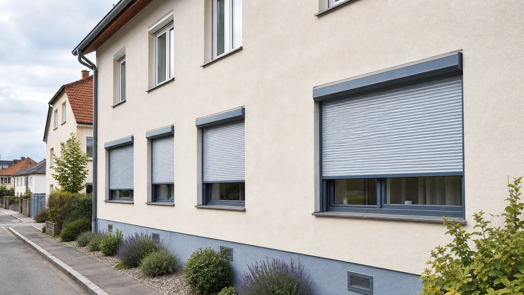Wohnhausfassade mit geschlossenen Rollaeden als neutrales Symbolbild fuer Rolladen Reparatur in Horn ohne Logos