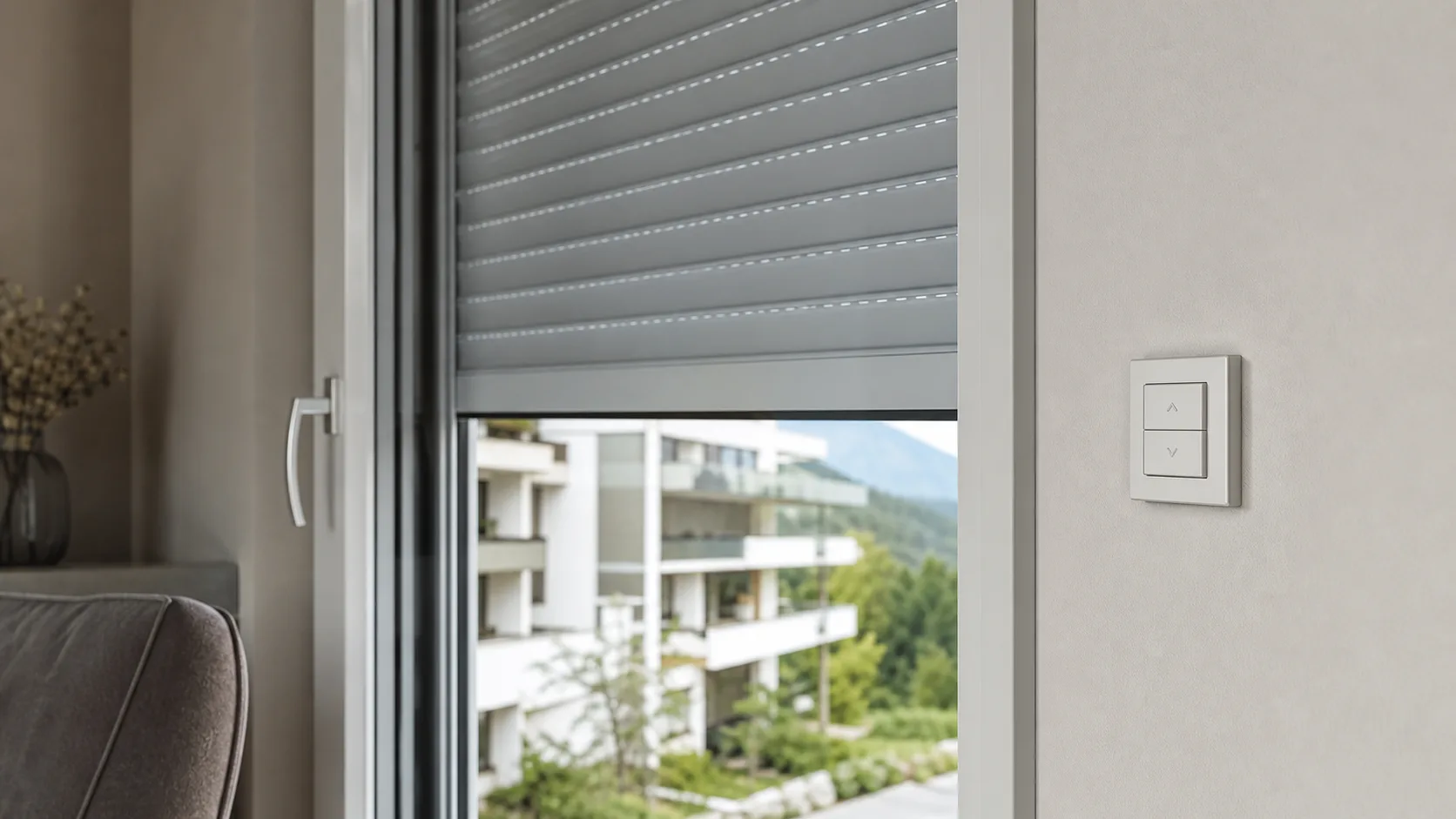 Motorisierter Rolladen mit Wandschalter als neutrales Symbolbild fuer Thermoschutz und Ueberlast ohne offene Elektrik
